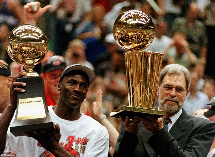 Chức vô địch NBA 1998 của Michael Jordan là chức vô địch cuối cùng. Cả 6 chức vô địch của Jordan gắn liền với HLV Phil Jackson (phải), HLV có nhiều chức vô địch NBA nhất trong lịch sử và là người nghĩ ra lối chơi tấn công Triangle Offense nổi tiếng.